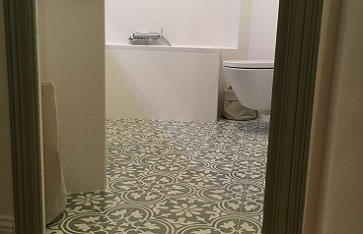 carreaux de ciment dans une salle de bain